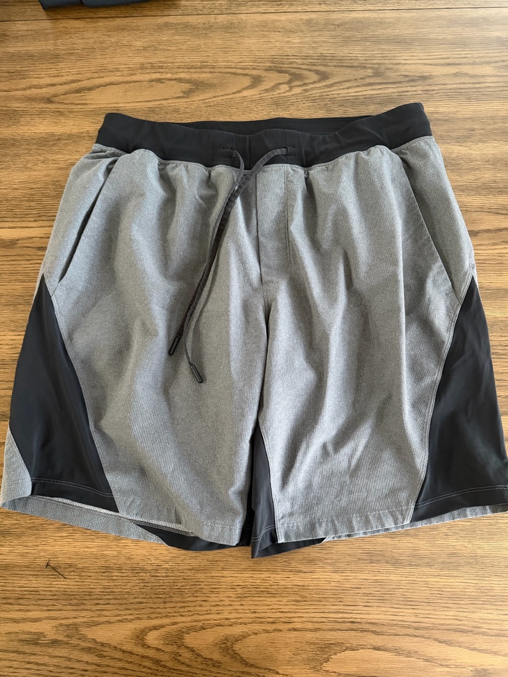 Lululemon Mens namaste at the beach shorts 9” Heather grey / black size XL